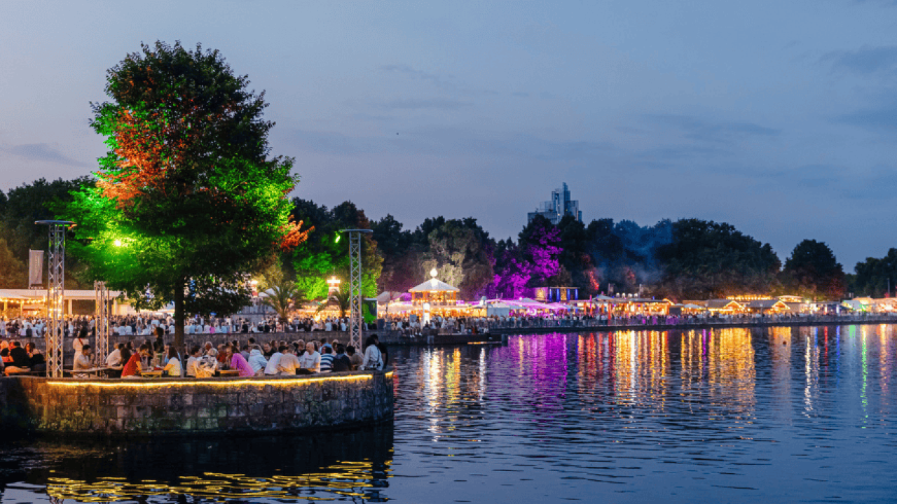 Maschseefest 2025 Abendliches Fest am See mit bunten Lichtern, vielen Menschen und stimmungsvoller Spiegelung im Wasser beim Maschseefest 2025.